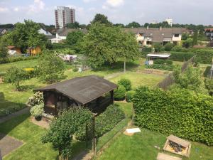 - une vue aérienne sur un jardin avec un kiosque dans l'établissement Gemütliches Zimmer mit eigenem Bad/WC/Küche, à Cassel