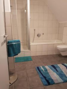 y baño con bañera, aseo y ducha. en Gemütliches Zimmer mit eigenem Bad/WC/Küche, en Kassel