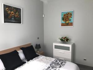 マドリードにあるNicolettaのベッドルーム1室(ベッド1台付)が備わります。壁に2枚の写真が飾られています。