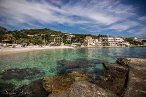 a beach with a group of buildings and the water at Holiday Home Shangri-La in Milna