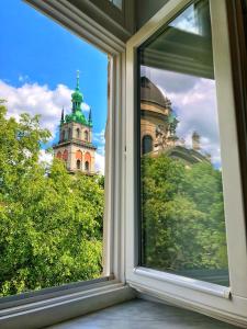 una ventana abierta con vistas a un edificio en Apartment Ryadom S Ploshadiu Rynok en Leópolis