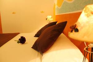 a bedroom with a bed with brown pillows at Hotel Horizonte in Santa Cruz de Tenerife