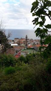 widok na miasto z oceanem w tle w obiekcie Appartamento Residence Costa D'Amalfi w mieście Minori