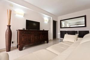 A bed or beds in a room at 3- bedroom apartment in the centre of Calpe with nice living room, 1 bathroom.