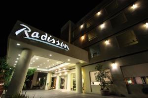un bâtiment avec un panneau indiquant un casino la nuit dans l'établissement Radisson Poliforum Plaza Hotel Leon, à León
