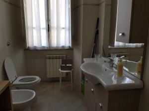 łazienka z umywalką, toaletą i lustrem w obiekcie San Pietro house w Rzymie