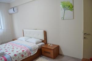 トラブゾンにあるSakura Apartments Trabzonの小さなベッドルーム(ベッド1台、テーブル付)