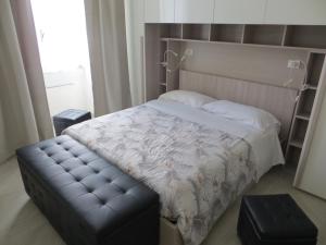 sypialnia z łóżkiem ze skórzaną tablicą i ławką w obiekcie San Pietro house w Rzymie