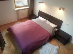 מיטה או מיטות בחדר ב-Przy Rynku
