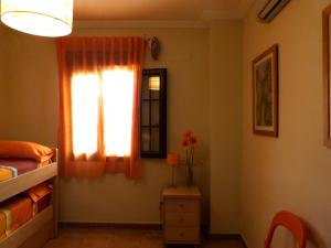 Łóżko lub łóżka w pokoju w obiekcie Apartamento primera linea Isla Canela