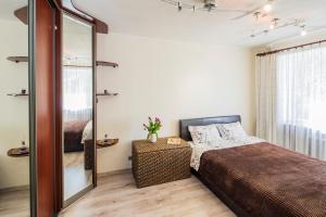 Katil atau katil-katil dalam bilik di 500m to the Beach - 2 Room Apartment with Balcony