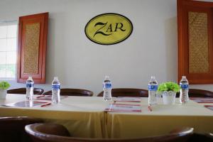 una mesa con un grupo de botellas de agua. en Zar Colima, en Colima