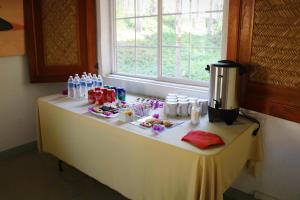 - une table avec de la nourriture et des boissons dans l'établissement Zar Colima, à Colima