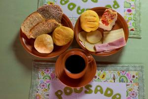 Opciones de desayuno disponibles en Pousada da Carmem