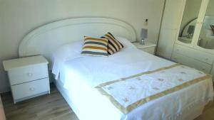 Una cama o camas en una habitación de Villa in Le Tamier, 4 bedrooms, 300m Flic en Flac beach
