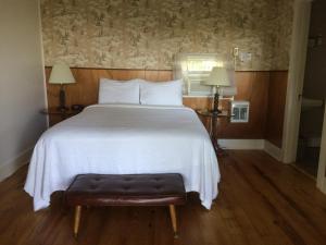 Tempat tidur dalam kamar di Harwood Hill Motel