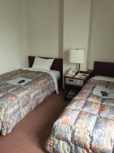 سرير أو أسرّة في غرفة في Hotel kakuban