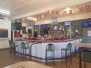 a bar in a restaurant with tables and chairs at Hotel Kerwick in Redbank