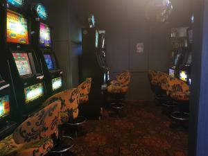 a gambling room with chairs and slot machines at Hotel Kerwick in Redbank