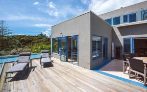 Bazén v ubytování Palm Beach Lodge nebo v jeho okolí