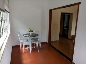 a table and chairs in a room with a mirror at Coração do Centro in Conservatória