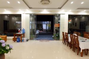 a dining room with a table and chairs at Anh Duc Hotel in Tam Ðảo