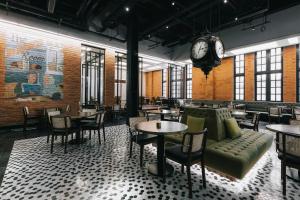 Uma área de estar em Yangon Excelsior