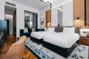 Uma cama ou camas num quarto em Yangon Excelsior