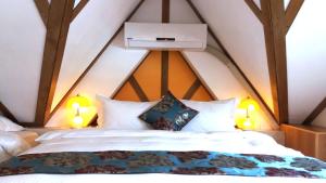 A bed or beds in a room at Gihak Homestay