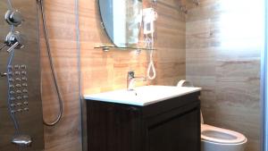 A bathroom at Gihak Homestay