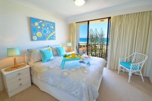 Un dormitorio con una cama con una mesa y una ventana. en Blue Ocean Apartment, en Gold Coast 14 fotos más