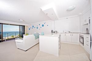 cocina blanca con vistas al océano en Blue Ocean Apartment, en Gold Coast