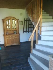 eine Treppe in einem Haus mit einer Tür in der Unterkunft Ferienhof Unterführholzergut in Klaus