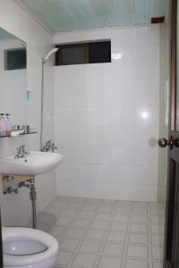 een badkamer met een toilet en een wastafel bij Orasung Motel in Jeju-stad