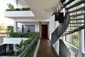 un pasillo interior de un edificio con plantas en Solitaire Damnak Villa Hotel, en Siem Reap