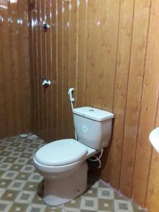 y baño con aseo blanco y lavamanos. en Naaval Beach Villa & Rooms, en Batticaloa