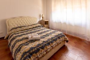 sypialnia z łóżkiem z torebką w obiekcie Florinda B&B Viareggio w Viareggio
