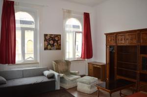 ブダペストにあるFlower Apartmentのリビングルーム(ソファ、窓2つ付)