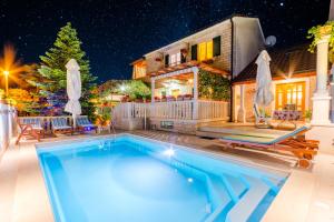 Bazén v ubytování Apartments Villa Camellia - Adults Only nebo v jeho okolí