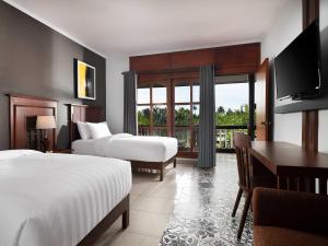 Postel nebo postele na pokoji v ubytování Brits Resort Lovina + 32 fotografií