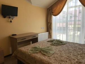 Кровать или кровати в номере Gostynnyi Dvir Cottage