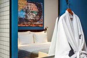 Uma cama ou camas num quarto em Hotel G Yangon