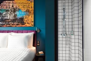 Uma cama ou camas num quarto em Hotel G Yangon