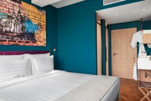 Uma cama ou camas num quarto em Hotel G Yangon
