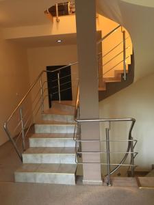 ソバタにあるPensiunea Dianaの金属製の手すり付きの家の階段