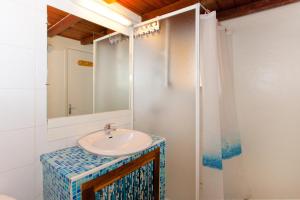 La salle de bains est pourvue d'un lavabo et d'un miroir. dans l'établissement Porticcio Terra Bella, à Porticcio