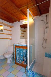 La salle de bains est pourvue d'une douche et de toilettes. dans l'établissement Porticcio Terra Bella, à Porticcio