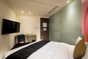 Sjónvarps- og/eða afþreyingartæki á Merryday Hotel Banqiao