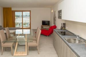 Kuchyňa alebo kuchynka v ubytovaní Exclusive Suites Riva