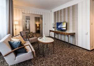 TV a/nebo společenská místnost v ubytování Hotel Lord - Warsaw Airport